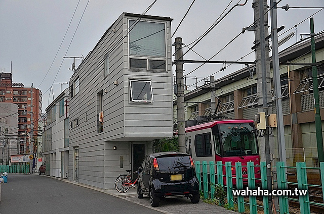 日本隨手拍：都電荒川線軌道旁的窄屋